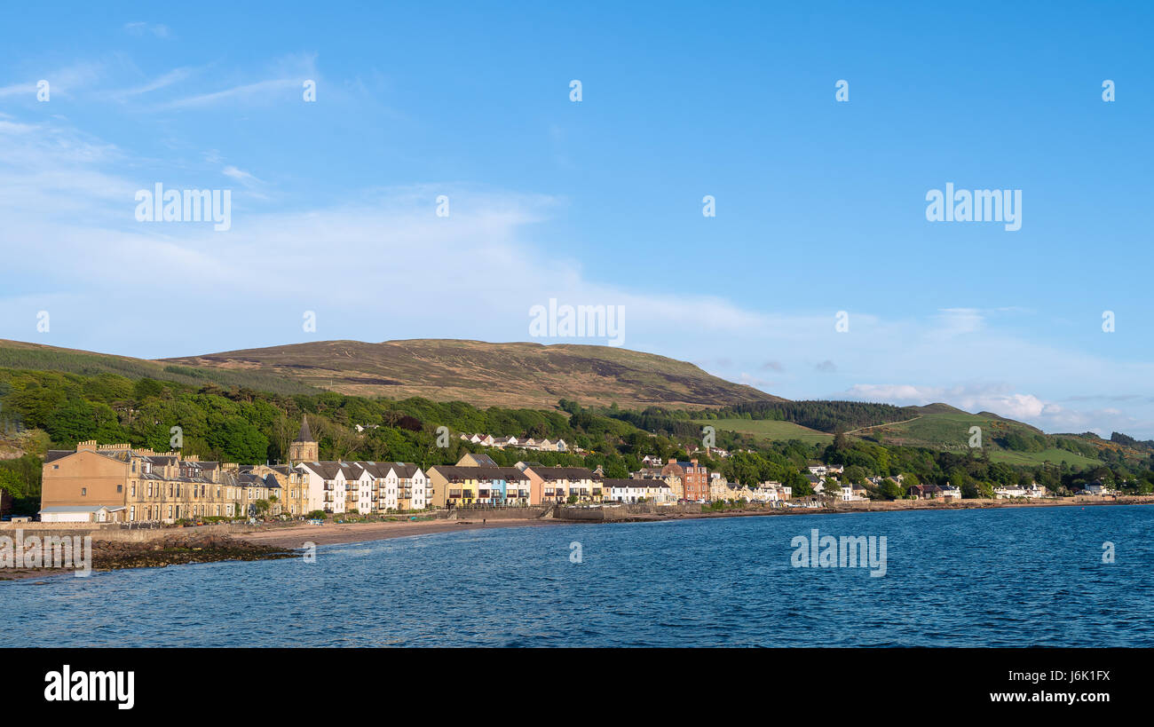 Blick auf Fairlie Ortschaft und die Bucht mit dem Hügel in den Rücken und die Ferne. Stockfoto