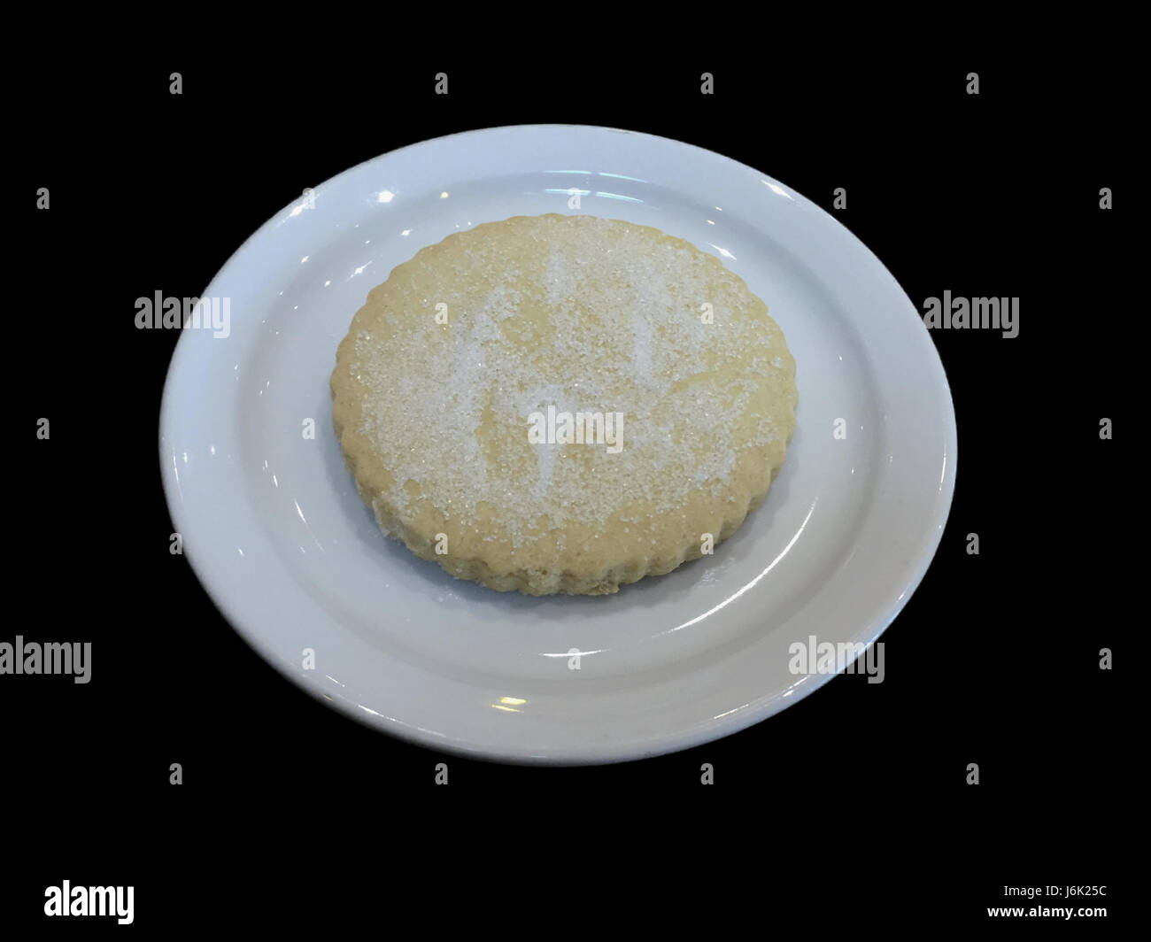 Runde schottische Shortbread Keks auf einem runden weißen Teller der Keks hat Zucker drauf und sieht lecker. Stockfoto