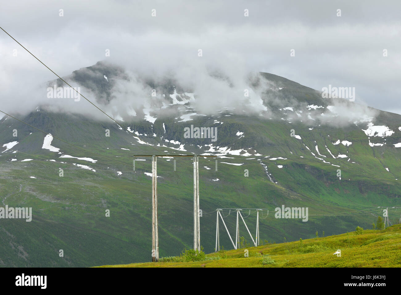Sendemast oder Power-Tower (Strommast) in Bergen von Nord-Norwegen Stockfoto