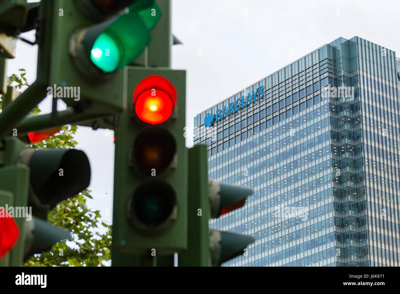 Ampel neben Barclays bank Stockfoto