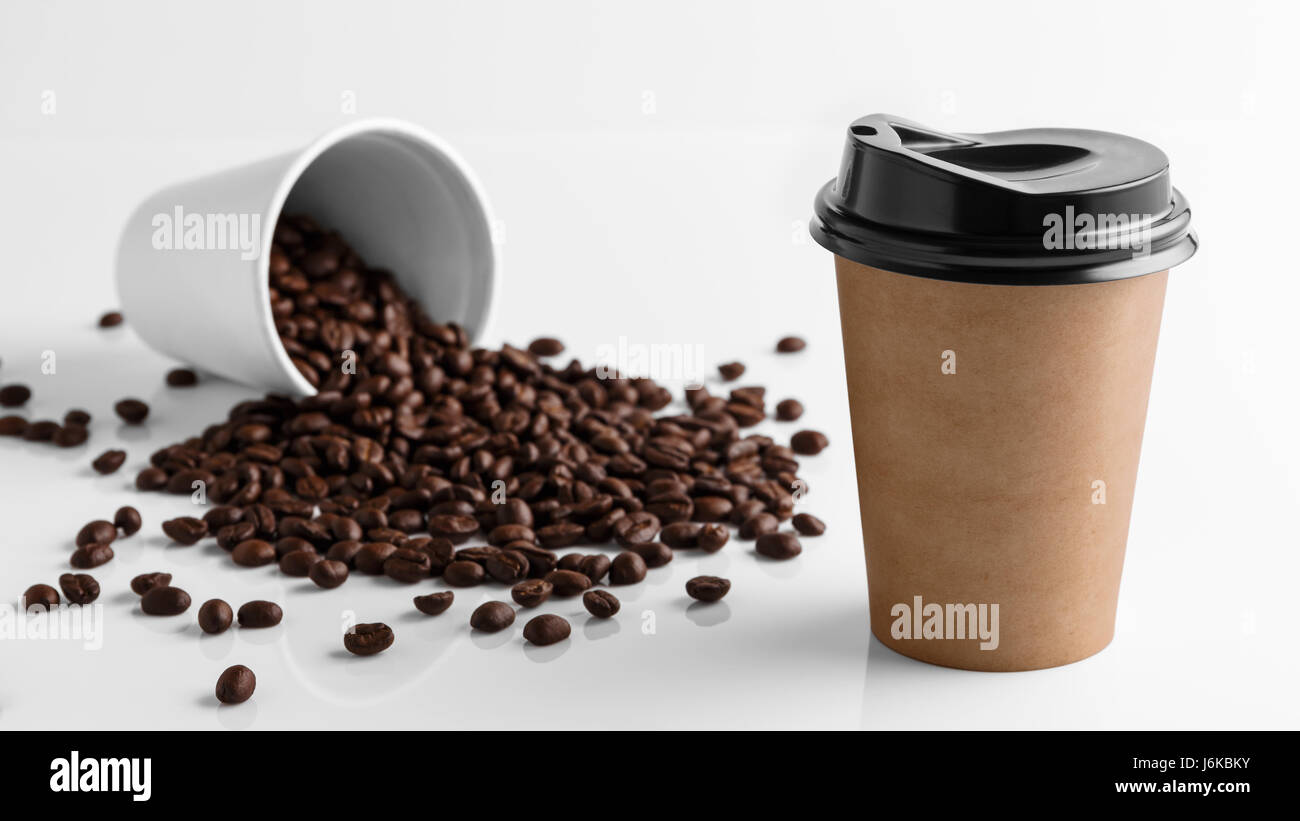 Papier Kaffeetasse mit Deckel und Kaffeebohnen Stockfoto