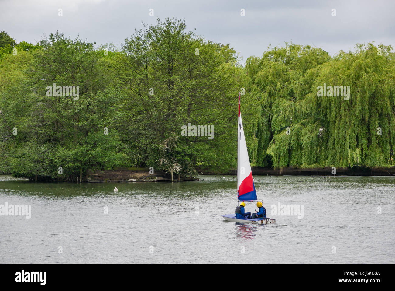 Landschaftsansicht South Norwood-See, wo die Kinder gesehen Pracitcing Wassersport-Aktivitäten wie Segeln sein kann Stockfoto
