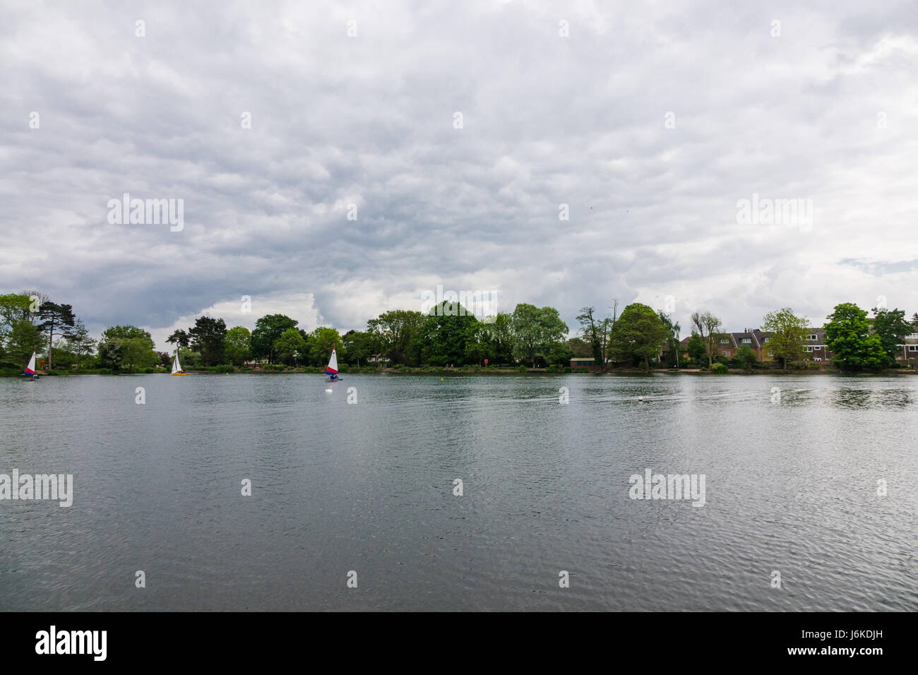 Landschaftsansicht South Norwood See wo Menschen gesehen Pracitcing Wassersport-Aktivitäten wie Segeln sein kann Stockfoto