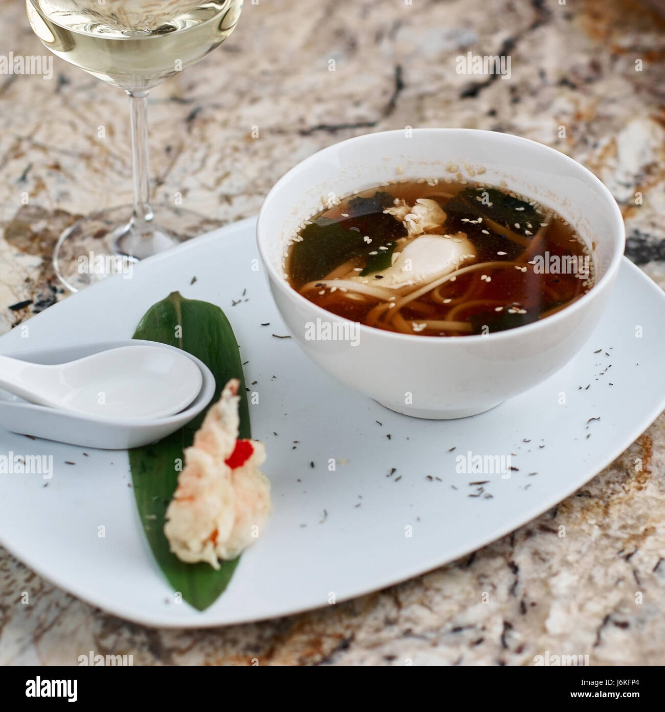 Japanische Nudel Suppe Udon in Schüssel Stockfoto