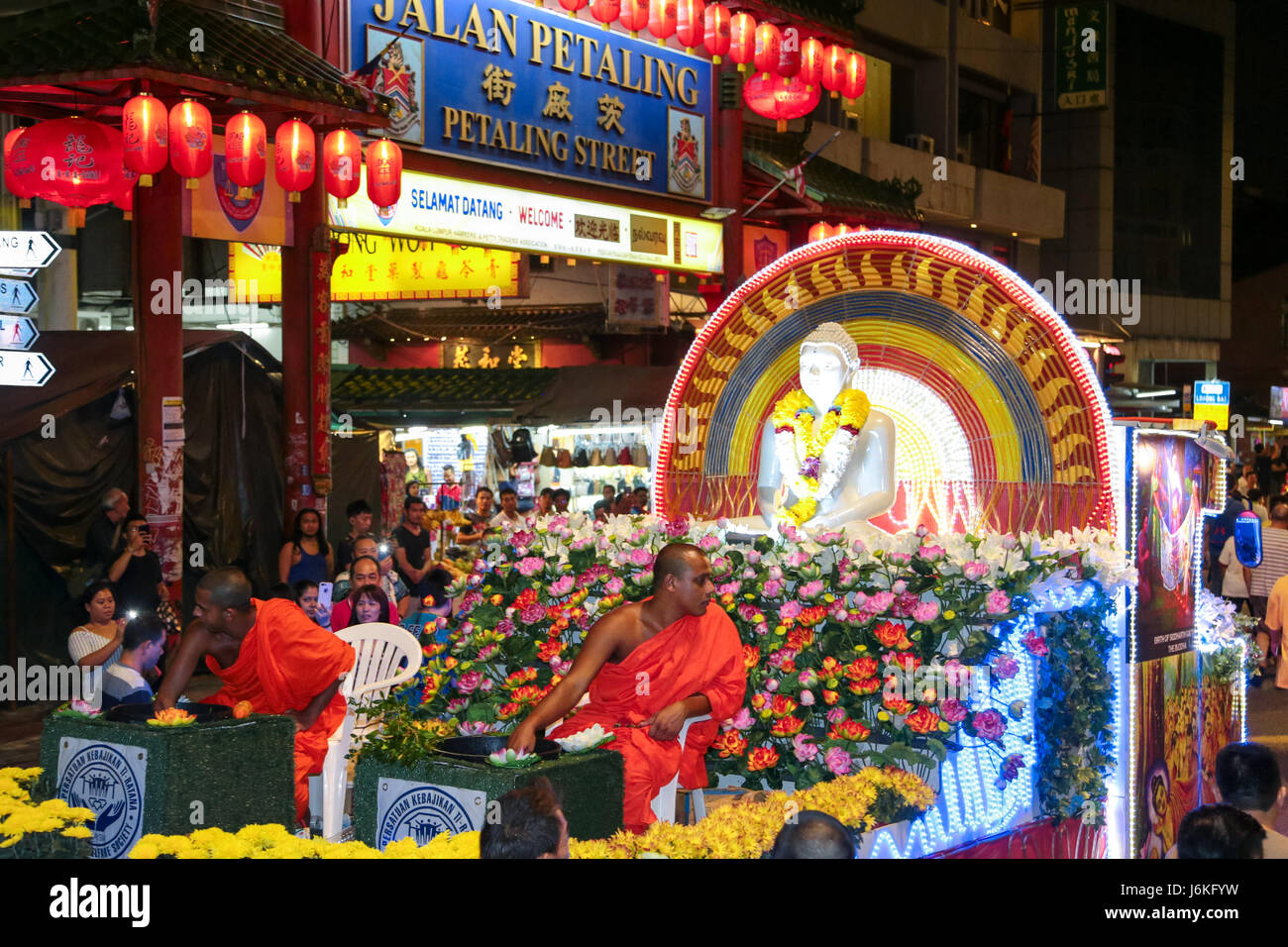 KL, MALAYSIA - 10. Mai 2017: Ti-Ratana Wohlfahrtsgesellschaft Wesak Tag Prozession hin-und Herbewegungen und seine Anhänger Publikum ankommen in Petaling Street Chinatown, Kuala Stockfoto