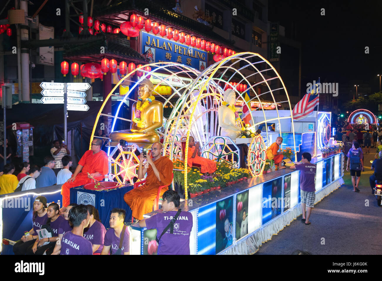 KL, MALAYSIA - 10. Mai 2017: Ti-Ratana Wohlfahrtsgesellschaft Wesak Tag Prozession hin-und Herbewegungen und seine Anhänger Publikum ankommen in Petaling Street Chinatown, Kuala Stockfoto