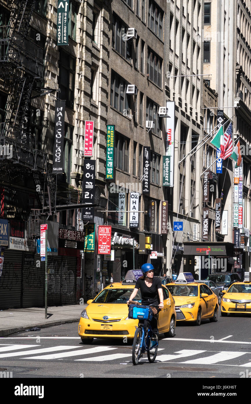 Taxis und Radfahrer, Korea Town, West 32nd Street, NYC, USA Stockfoto