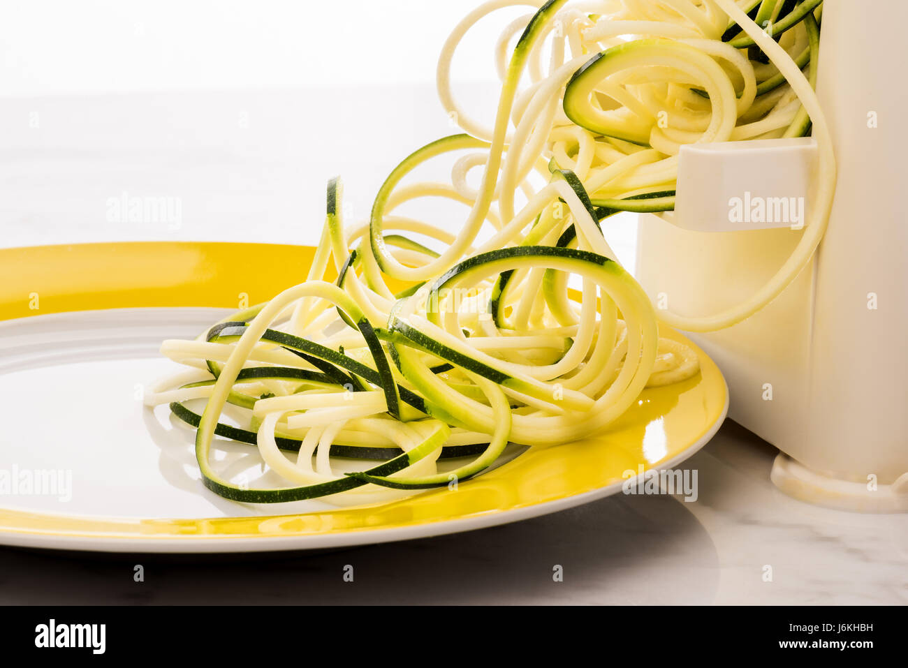Zoodles machen Gemüse Spaghetti Zucchini Nudeln low-carb Stockfoto