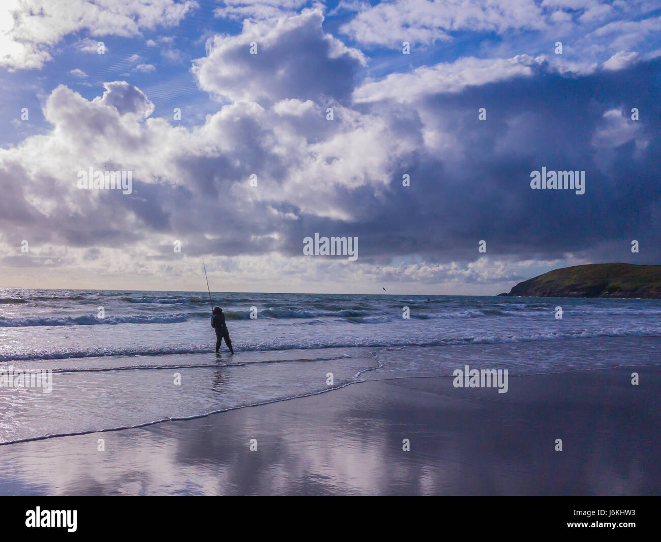 Meeresangeln auf einem Nord-Devon Surfstrand. Die Zielarten ist Bass oder Ray Stockfoto