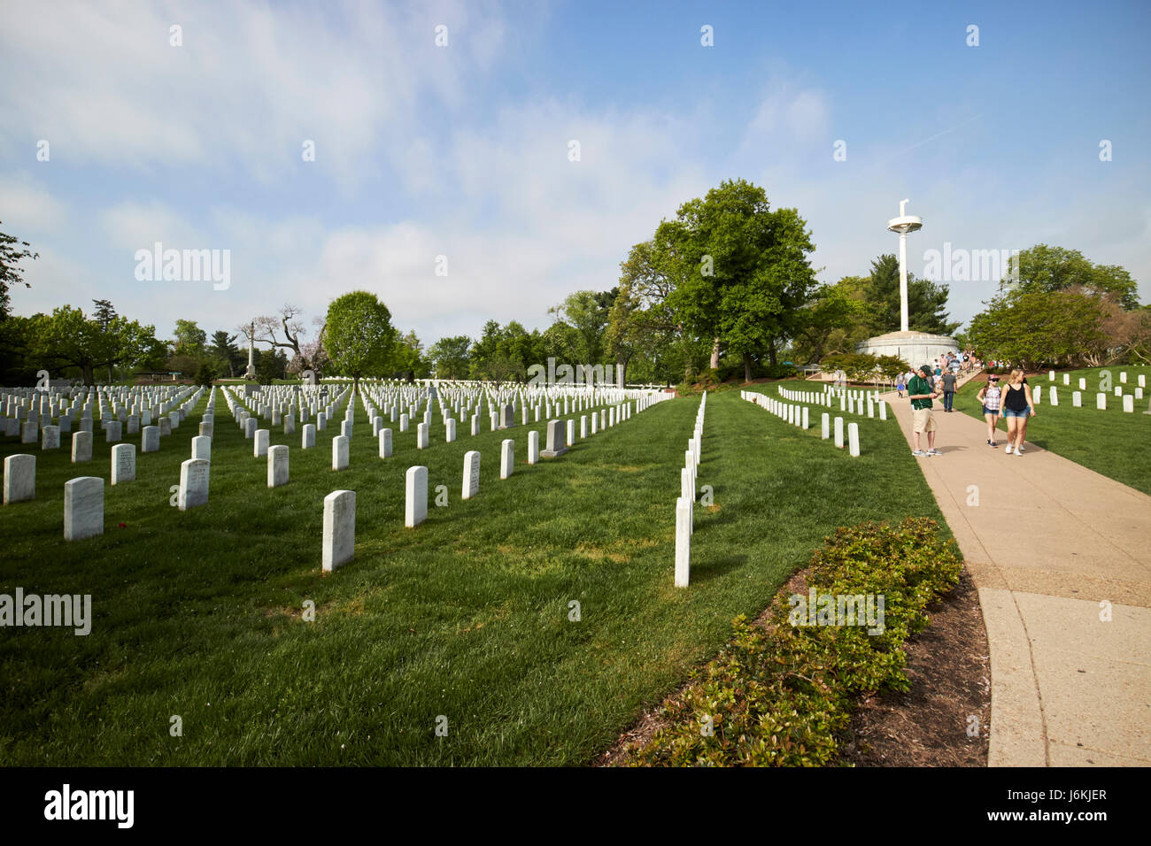 Reihen von weißen Grabsteinen mit uss Maine Denkmal Arlington Friedhof Washington DC USA Stockfoto