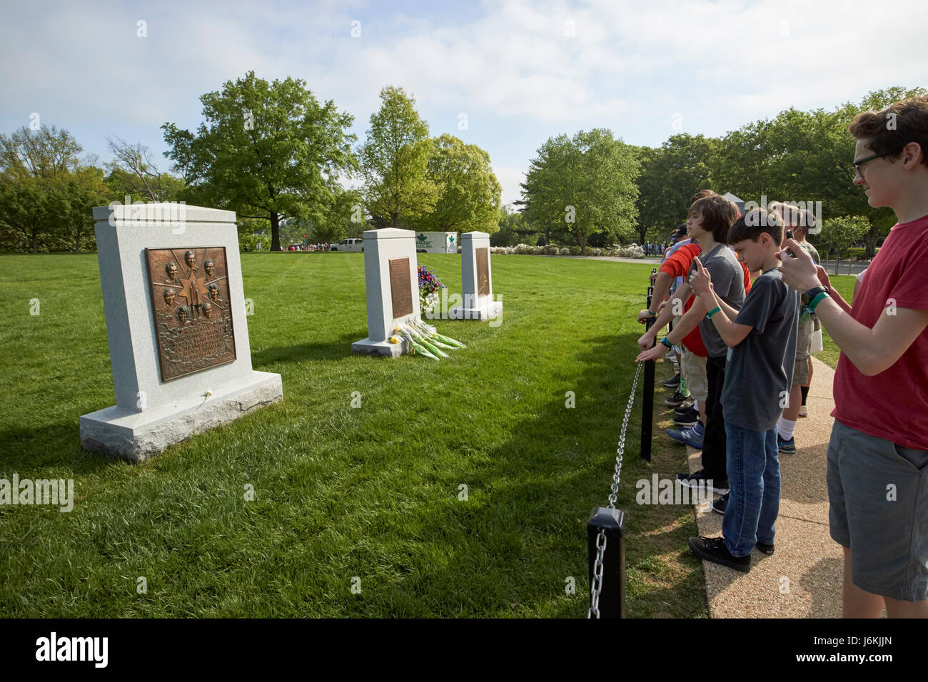 junge Schule Gruppe Besucher im Raum Shutte Columbia Iran Geiseln und Raum Shutte Herausforderer Gedenkstätten auf dem Arlington Cemetery Washington DC USA Stockfoto