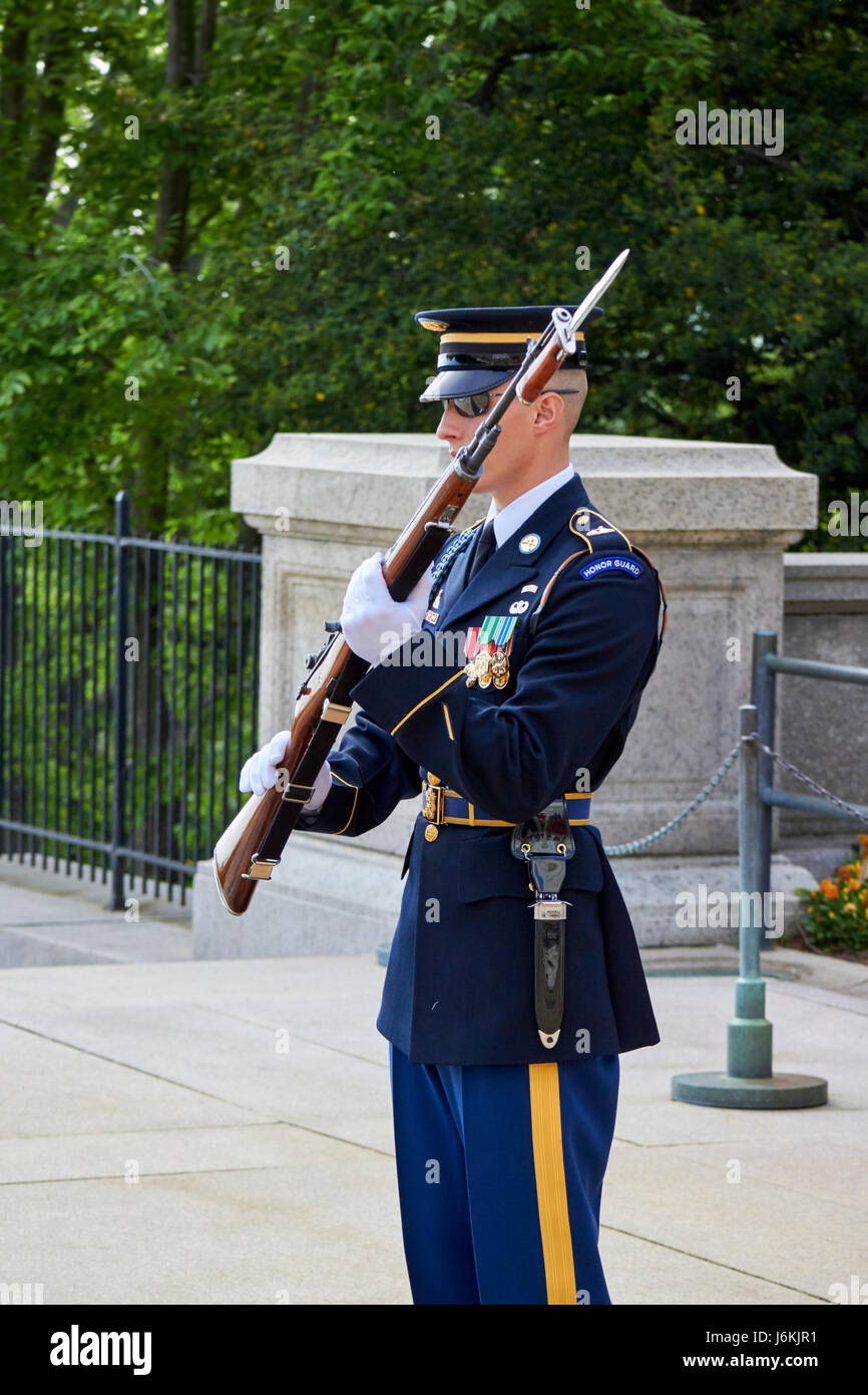 Honor Guard Grab Wache Sentinel am Grab des unbekannten Arlington Friedhof Washington DC USA Stockfoto