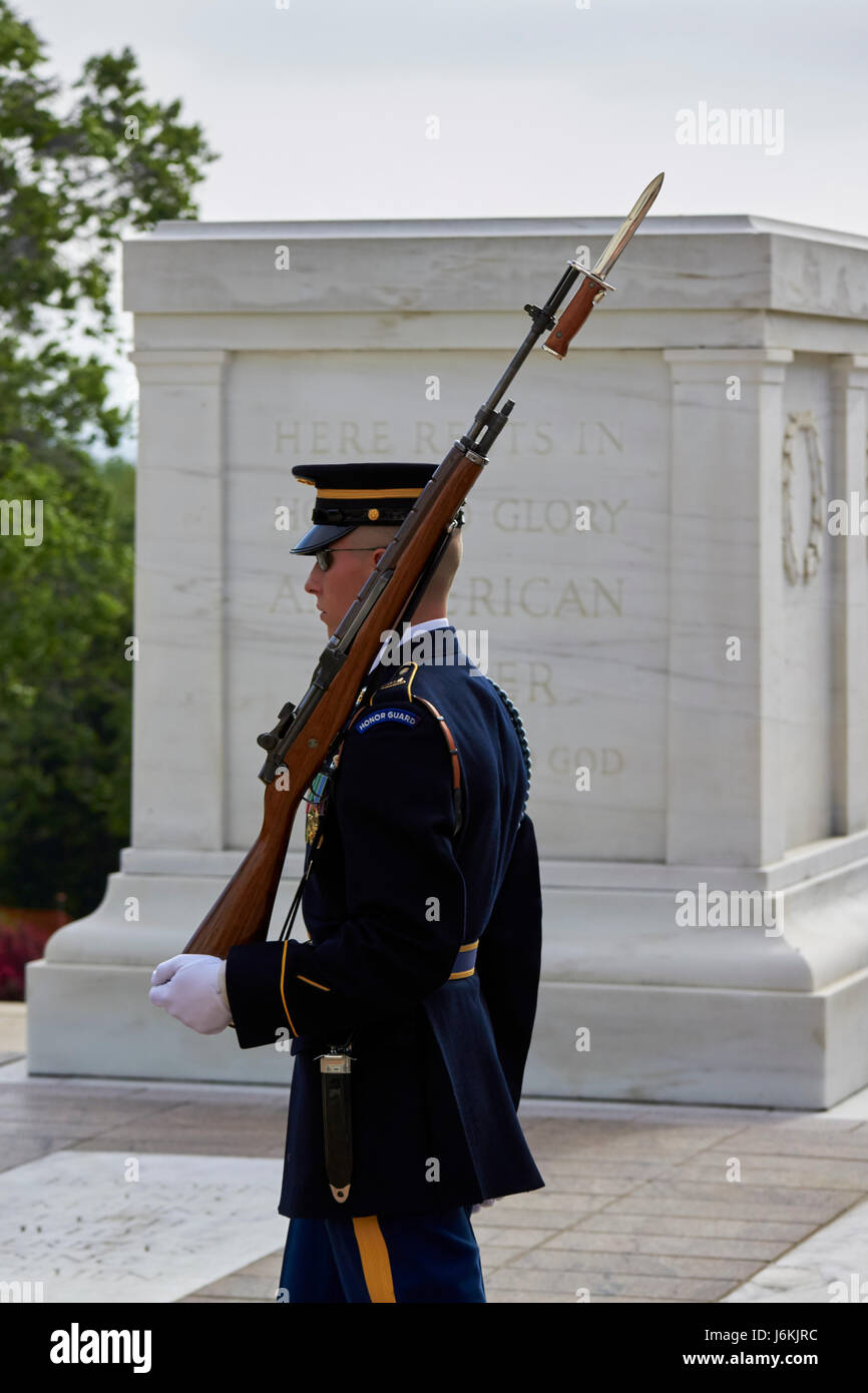 Honor Guard Grab Wache Sentinel am Grab des unbekannten Arlington Friedhof Washington DC USA Stockfoto