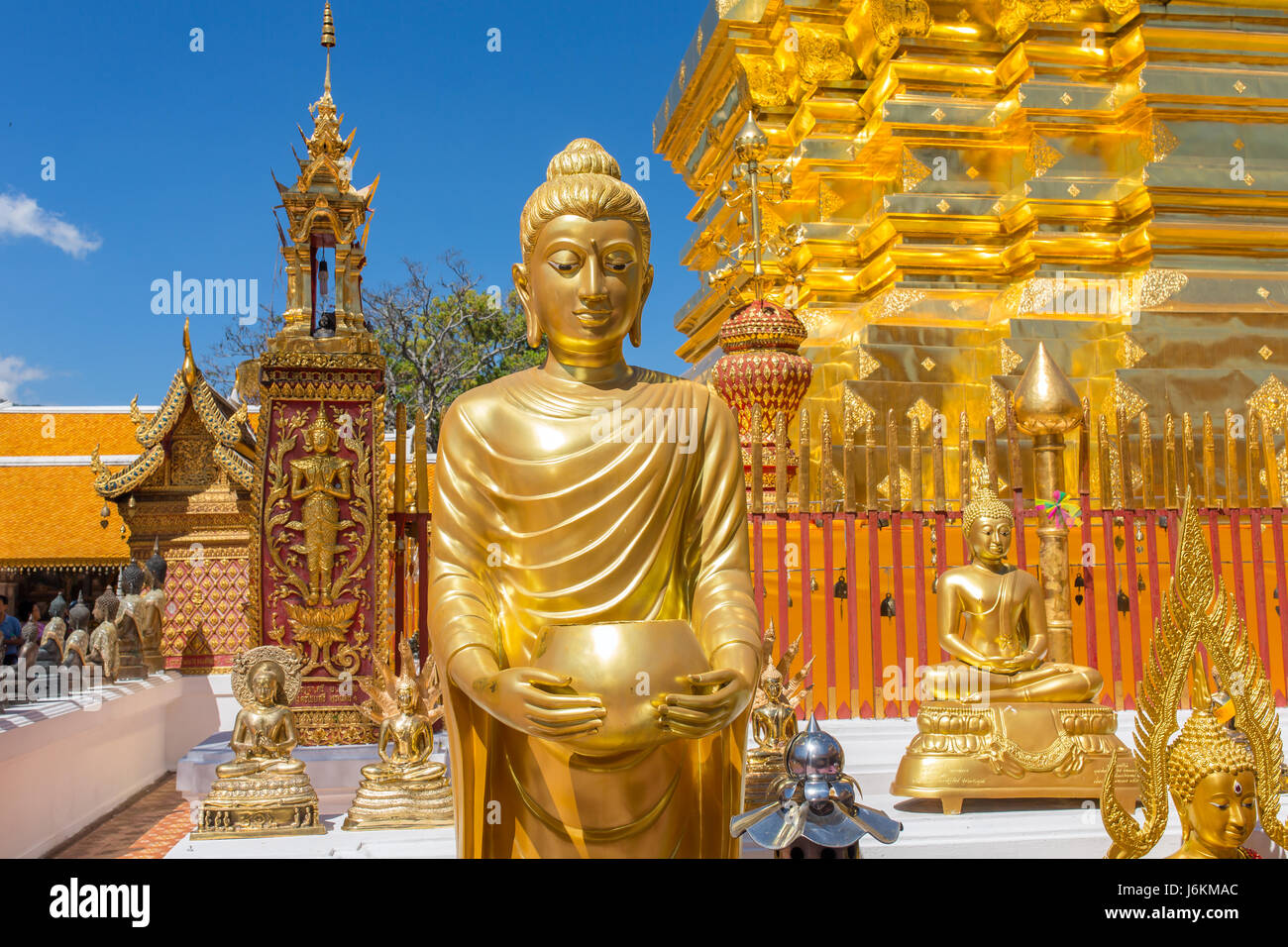 Goldene Chedi (Stupa) und Regenschirm im Tempel Wat Phra, die Doi Suthep, Chiang Mai, Thailand Stockfoto