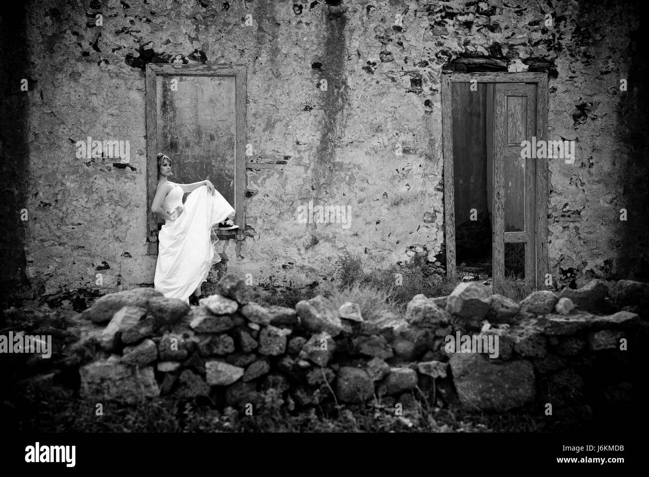 Braut in der Ruine Stockfoto
