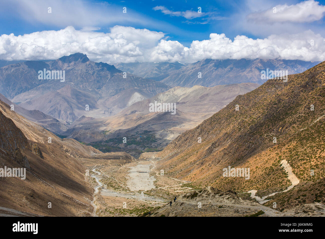Der Abstieg vom Thorong La Pass. Schöne Berglandschaft im unteren Mustang District, Nepal. Stockfoto
