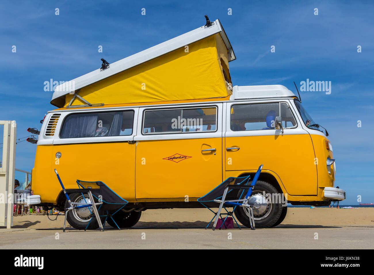 Strand von Scheveningen, Niederlande - 21. Mai 2017: gelb VW Kombi Wohnmobil Wagen bei luftgekühlten Oldtimer-Show Stockfoto