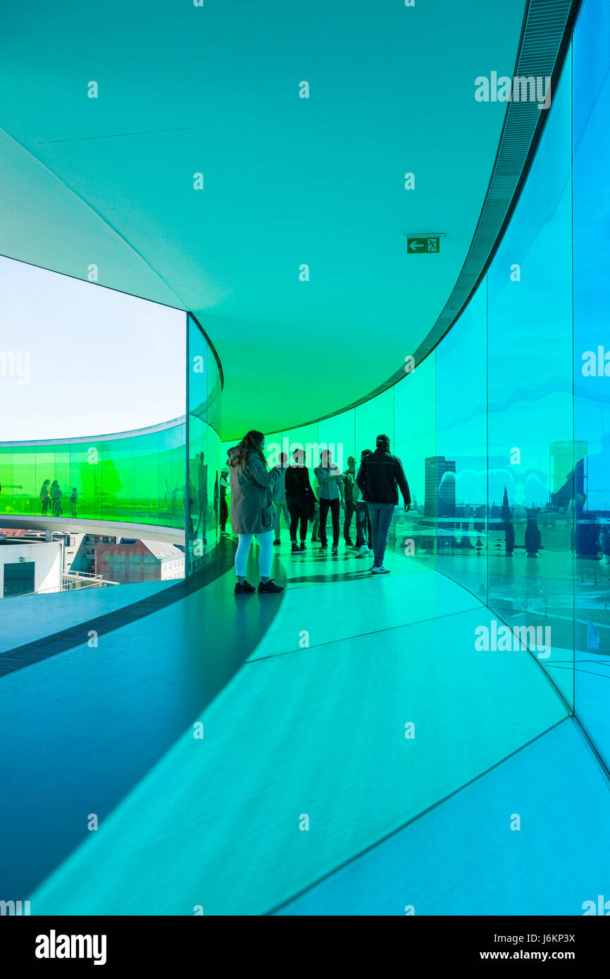 „Your rainbow Panorama“, Installation von Olafur Eliasson im Aarhus Kunstmuseum ARoS. Besucher genießen den Blick über die Stadt und machen Fotos. Stockfoto