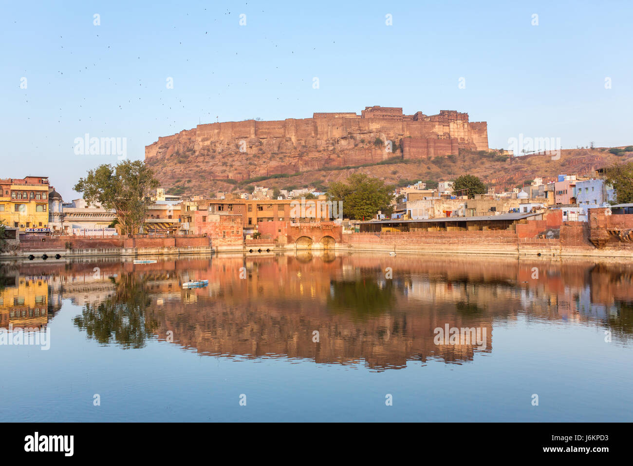 Mehrangarh Fort auf dem Hügel in Jodhpur, Rajasthan, Indien Stockfoto