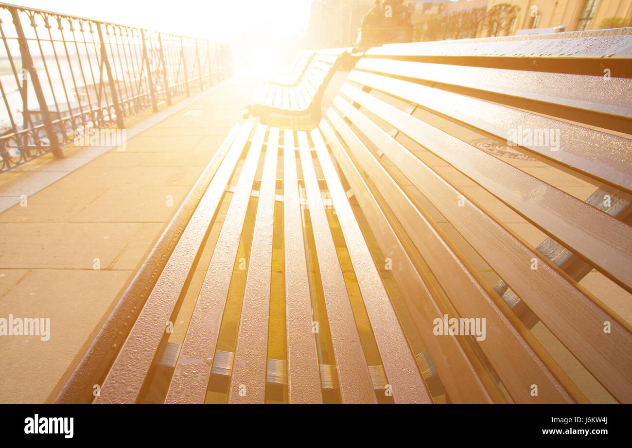 Der Bank in den frühen Morgenstunden in der Stadt im Sommer Stockfoto