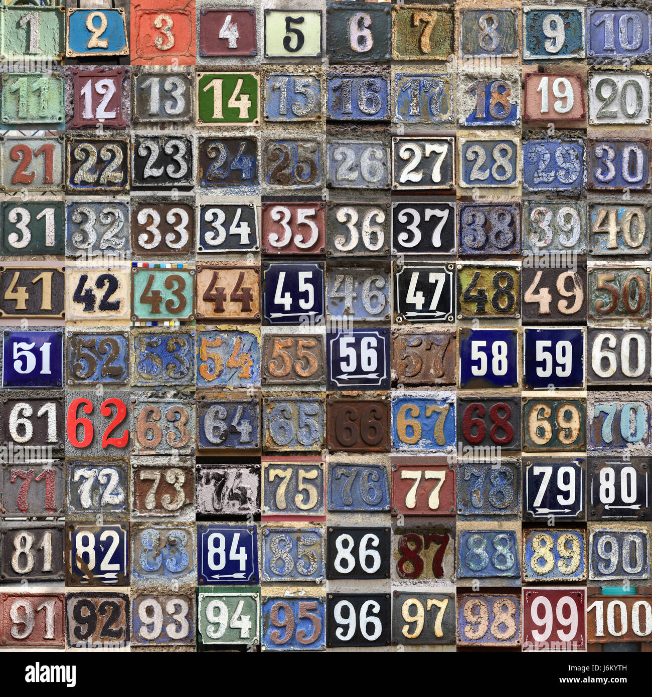 Vintage Grunge square rostigen Metallplatte der Zahlen von Straße und Hausnummer mit Zahlen Closeup, konsekutiv Straße Zahlen von 1 bis 100 Stockfoto