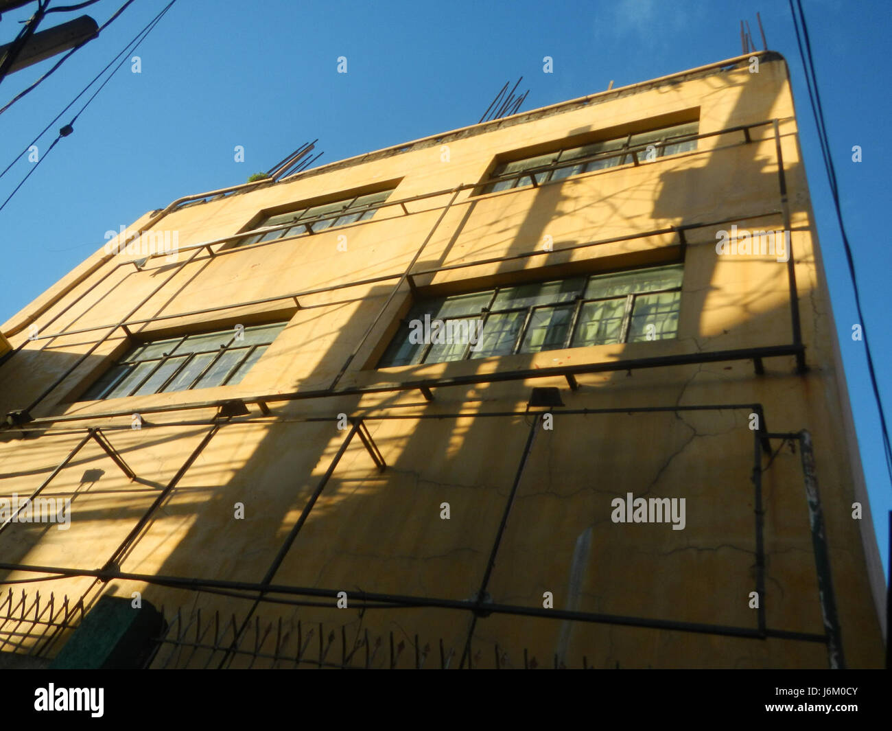 Das Francisco Monument und der Liwasang Balagtas Brunnen in Pandacan, Manila, sind wichtige historische Wahrzeichen. Das Denkmal ehrt Francisco Balagtas, einen prominenten philippinischen Dichter, während der Brunnen die kulturelle Bedeutung der Region unterstreicht. Stockfoto