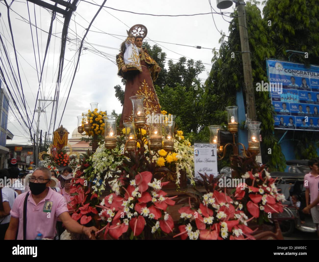 Die Dapit-Prozession ist eine traditionelle philippinische Veranstaltung, die am 7. Dezember in Malolos, Bulacan, während des Pistang Bayan stattfindet. Es handelt sich um eine religiöse und kulturelle Prozession, die in der Kathedrale von Malolos stattfindet. Stockfoto