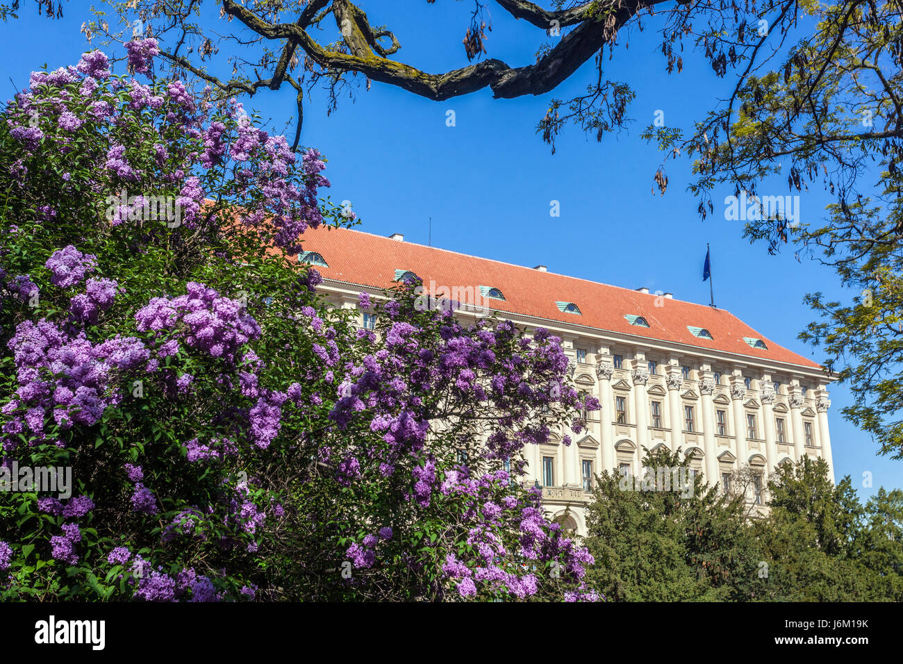 Der Cernin Palast ist der größte der barocken Paläste von Prag am Loreta-Platz, Hradcany, Prag, Tschechische Republik Stockfoto