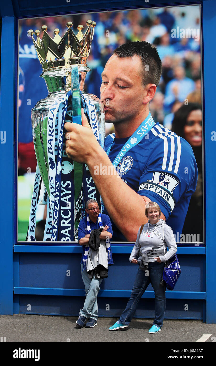 Chelsea-Fans stehen vor einem Foto von John Terry vor der Premier-League-Spiel an der Stamford Bridge, London. Stockfoto