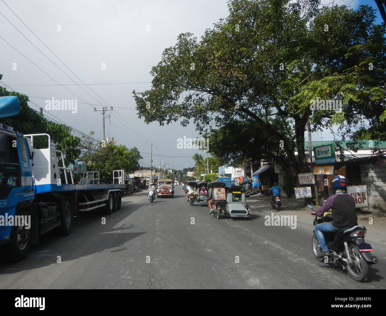 Dieser Eintrag identifiziert das Gebiet Longos in Bulacan, Philippinen, und seine Verbindung zum Plaridel Highway. Sie enthält Details über die Straßeninfrastruktur und die geografischen Regionen in Bulacan, wobei der Schwerpunkt auf den Transportwegen liegt. Stockfoto