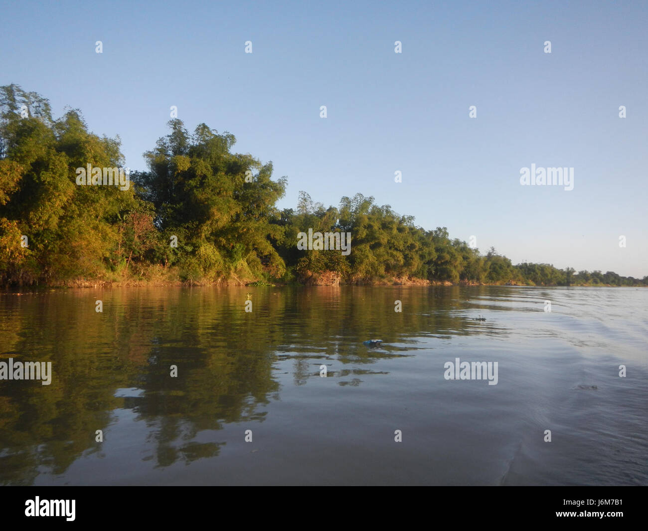 Diese Kartendetails zeigen die Flüsse von Cansinala in Apalit, Pampanga, Philippinen. Sie hebt die lokalen geografischen Merkmale, einschließlich der Flussgebiete, hervor und bietet eine visuelle Darstellung der Wasserstraßen in der Region, was zum Verständnis der lokalen Umwelt beiträgt. Stockfoto