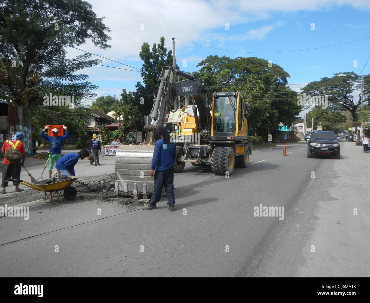 09046 Straße Konstruktionen Pulilan Bulacan Volvo EW167B Maharlika Highway Stockfoto