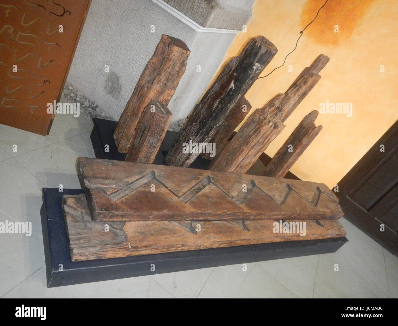 Der Casa Real Shrine in Malolos, Bulacan, ist eine historische Stätte, die während der philippinischen Revolution einst Regierungssitz war. Diese Beschriftung bezieht sich auf das Innere des Schreins und zeigt seine erhaltenen historischen Merkmale. Stockfoto