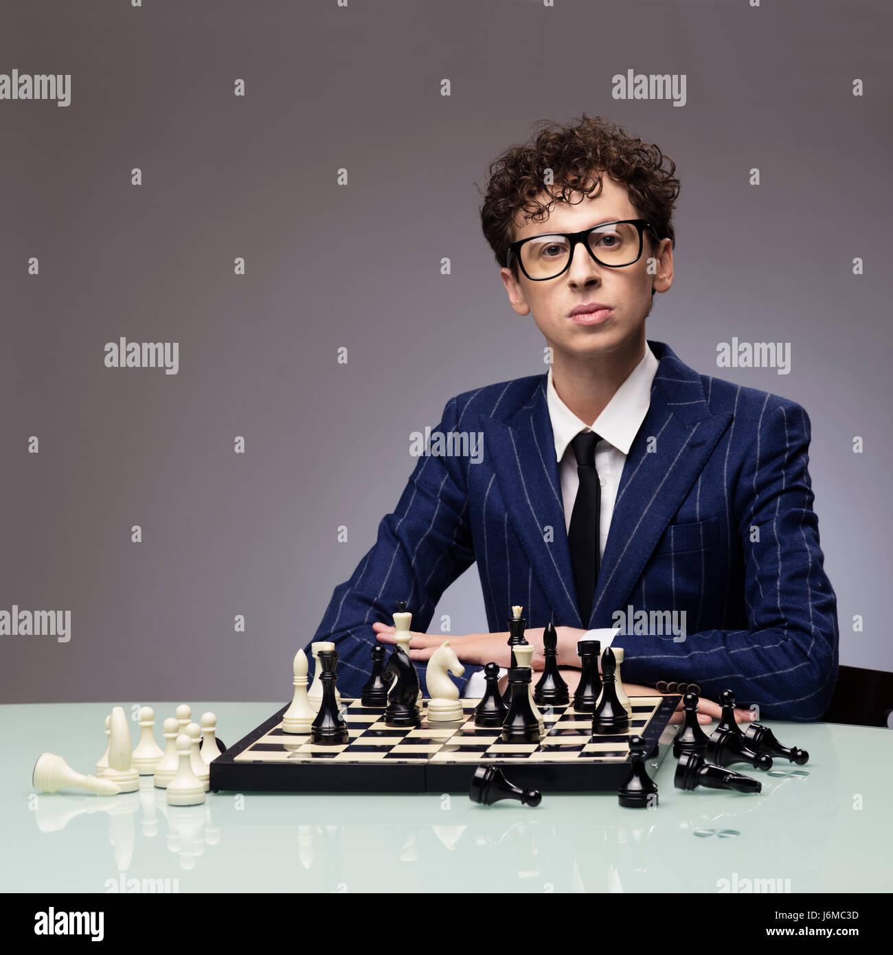 Studio-Porträt des erfolgreichen Mann spielt Schach Stockfoto