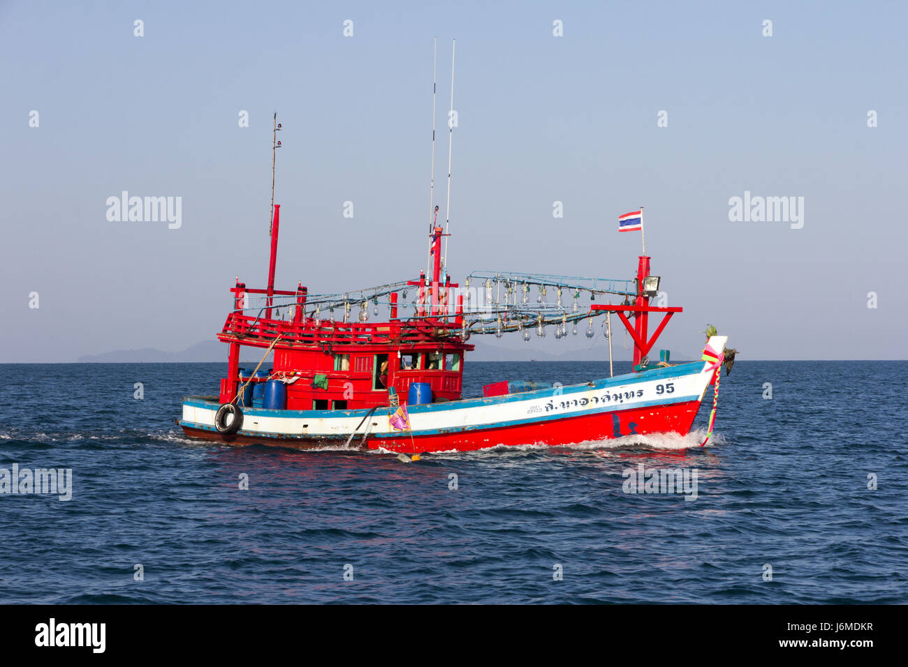 Thai Fischerboot im Gange im Meer vor Trang, Thailand Stockfoto