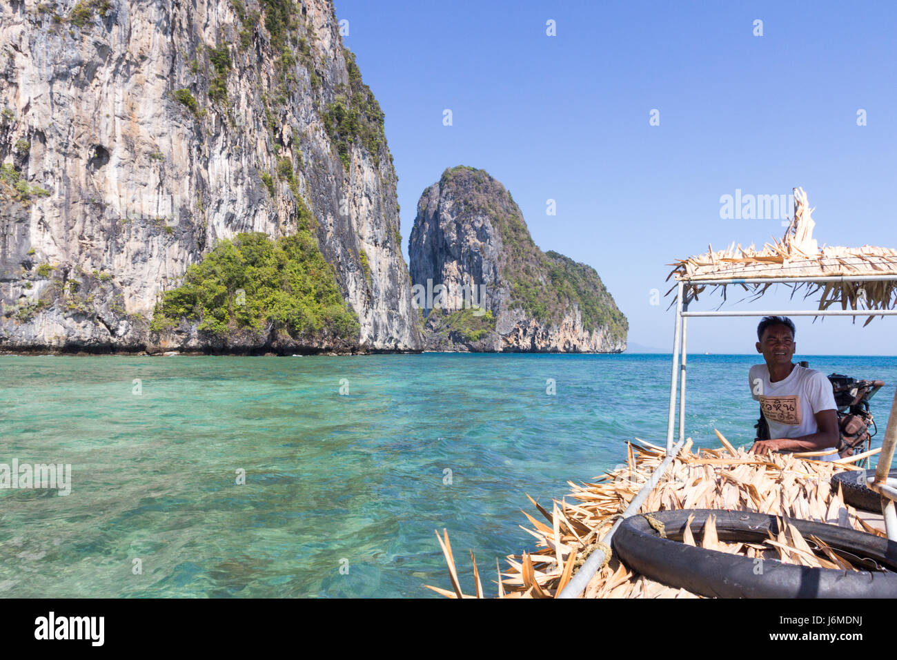 Thai Mann auf seinem Fischerboot, Koh Lao Liang, Trang, Thaialnd Stockfoto