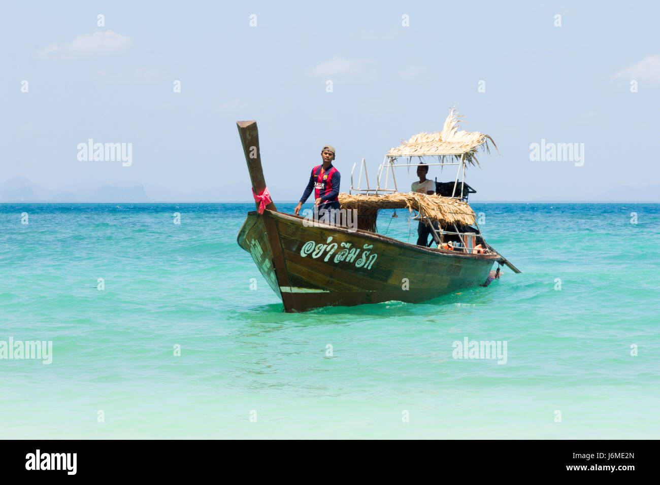 Traditionellen Longtail Fischerboot auf Koh Lao Liang, Trang, Thailand Stockfoto