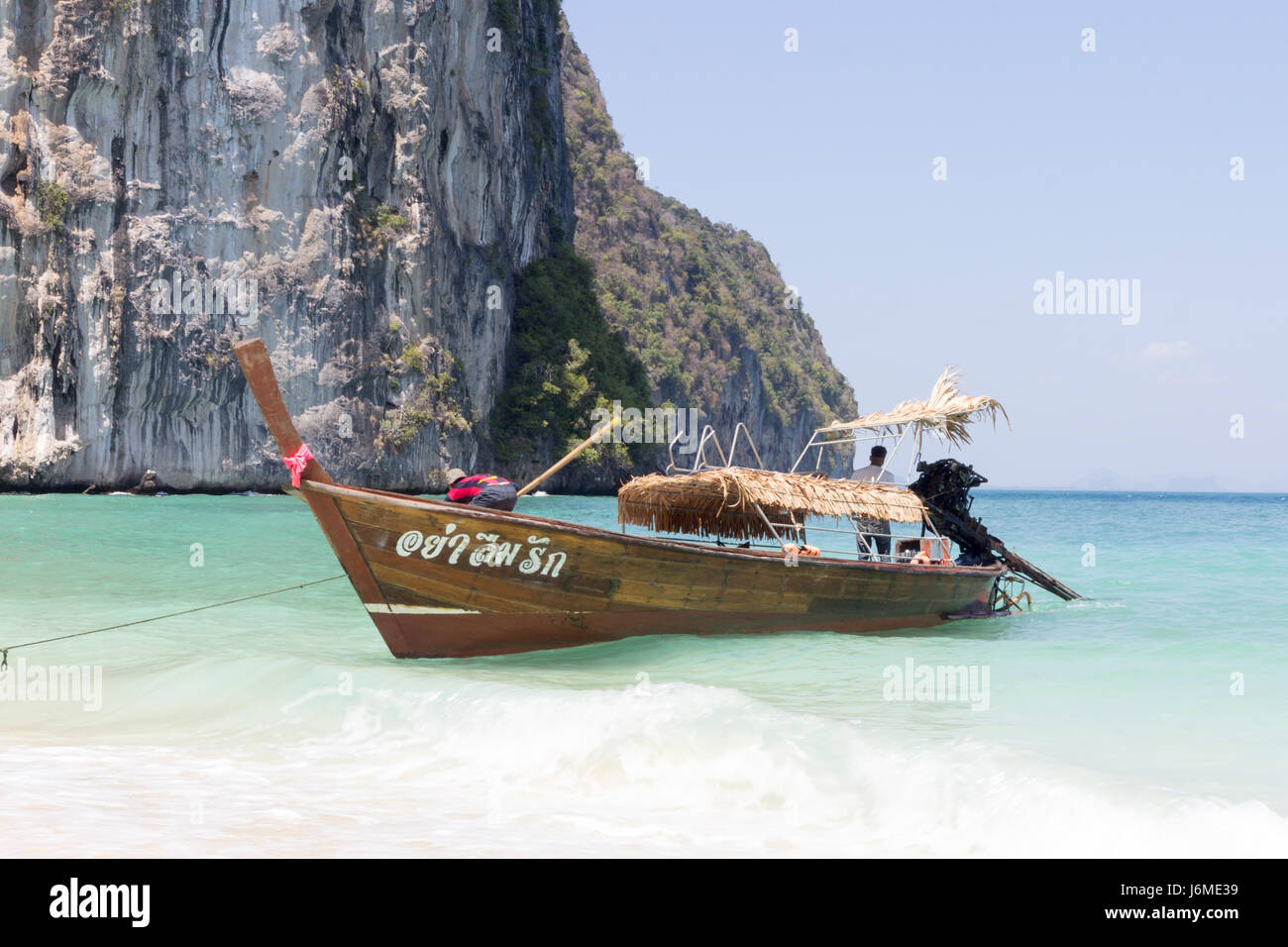 Traditionellen Longtailboot gestrandet auf Koh Lao Liang, Trang, Thailand Stockfoto