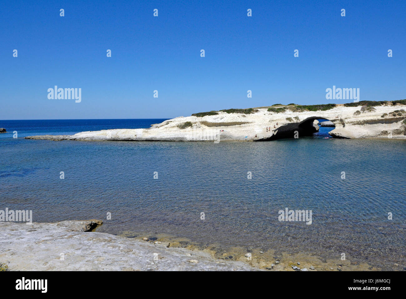 Ausgehöhlte Kalkstein Bogen, S'Archittu, Provinz Oristano, Sardinien, Italien, Europa Stockfoto