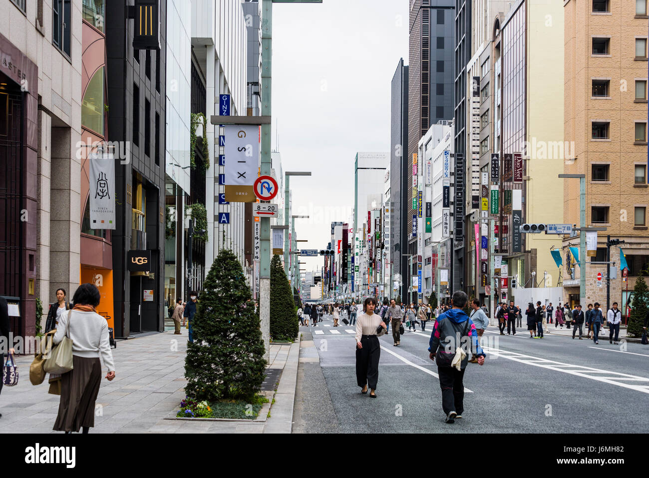 Chuo Dori Strasse, Ginza. Fußgängerzone einkaufen. Tokio, Japan. Stockfoto