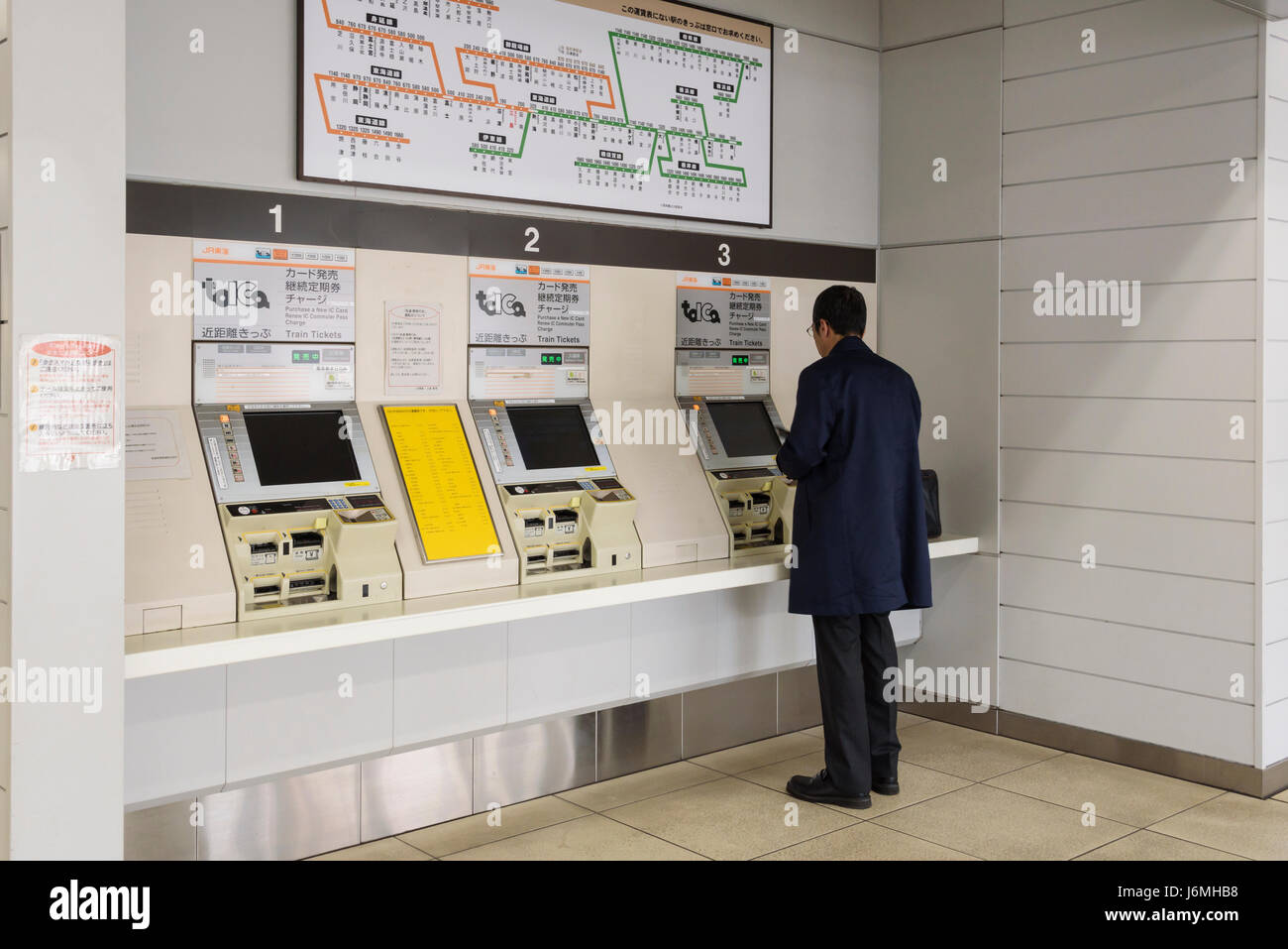 Maschinen für Fahrkarten und Skipässe Mishima Station. Automatisierte Fahrkartenautomaten in Japan. Stockfoto