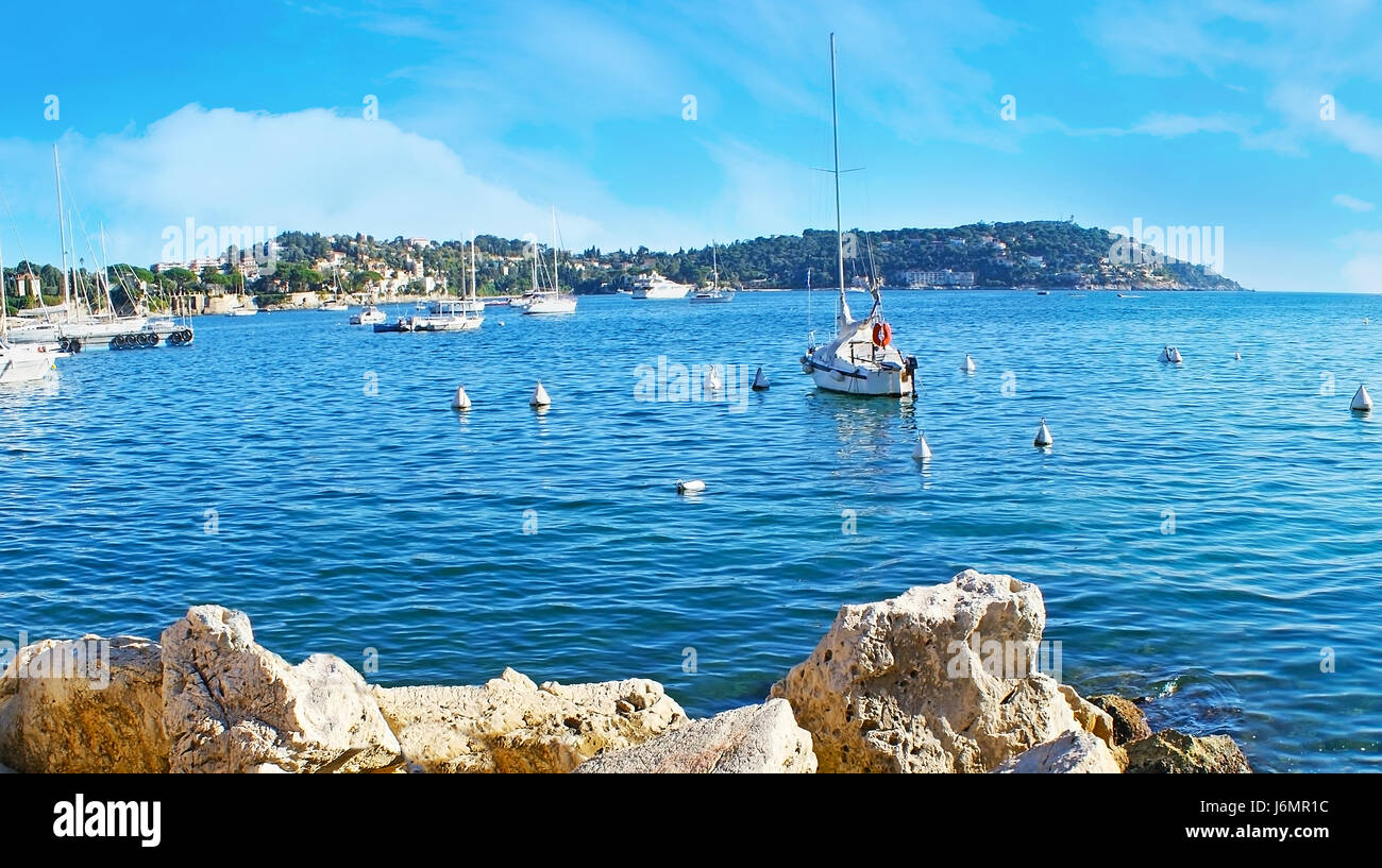 Die weiße Yacht Tänze auf den Wellen in Villefranche (Dock) Hafen von Villefranche-sur-Mer die malerische Ortschaft Cote d'Azur, Frankreich. Stockfoto