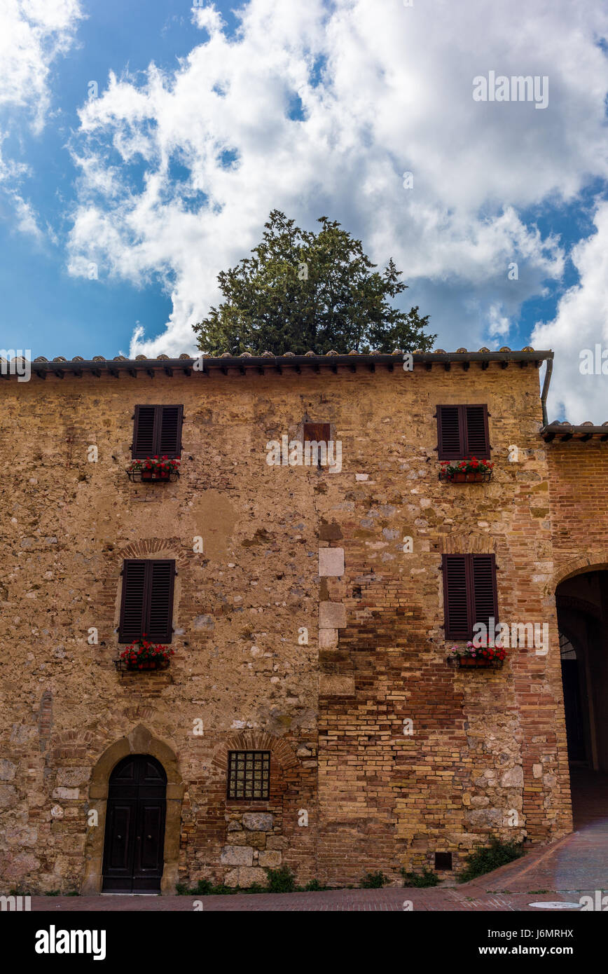 Mittelalterliche Gassen von San Gimignano in der Toskana 7