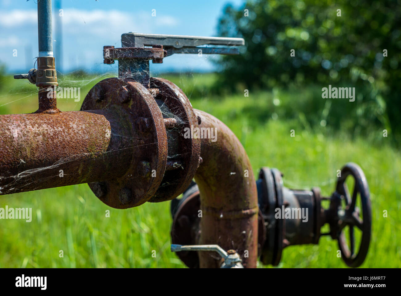 Rad, rostige Rohre und Ventile - 6 Stockfotografie - Alamy