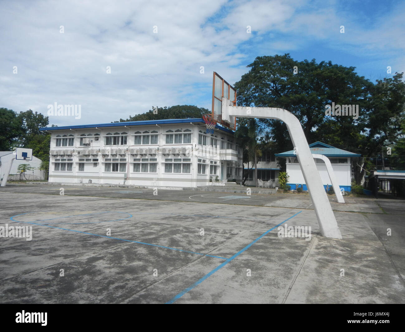 Ein Foto, das das Unbefleckte Empfängnisseminar in Tabe, Guiguinto, Bulacan zeigt. Dieses Seminar ist eine wichtige religiöse Einrichtung, die sich auf die Ausbildung und geistliche Ausbildung künftiger Geistlicher in der Region konzentriert. Stockfoto