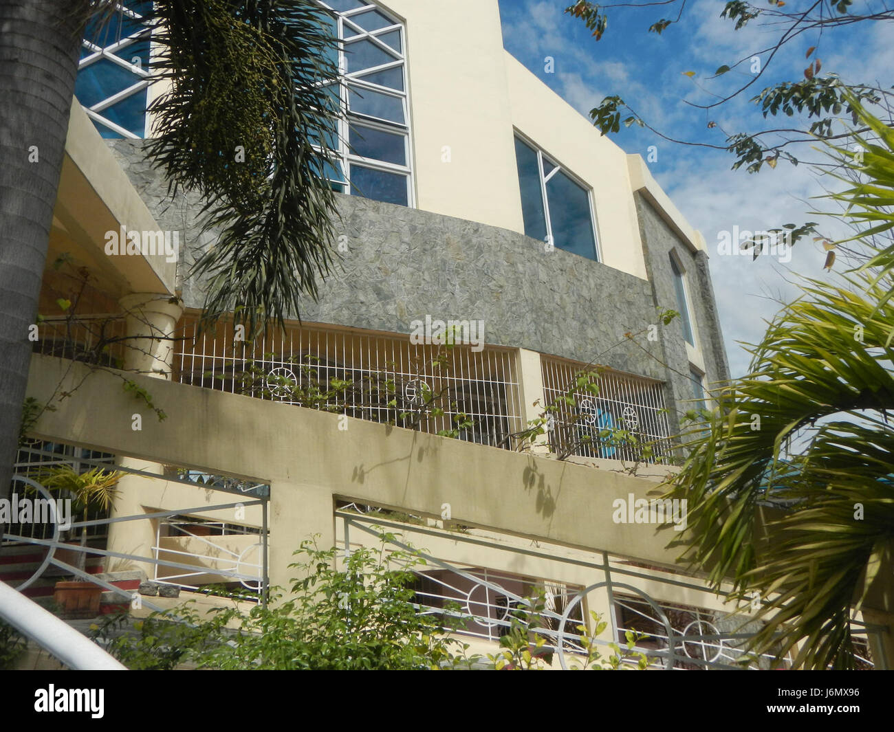 Das Immaculate Conception Seminary in Guiguinto, Bulacan, Philippinen, ist eine religiöse Einrichtung, die Seminarunterricht anbietet. Es befindet sich in einer Region, die für seine historische katholische Bedeutung bekannt ist, und bietet spirituelle und akademische Ausbildung für zukünftige Geistliche Mitglieder. Stockfoto