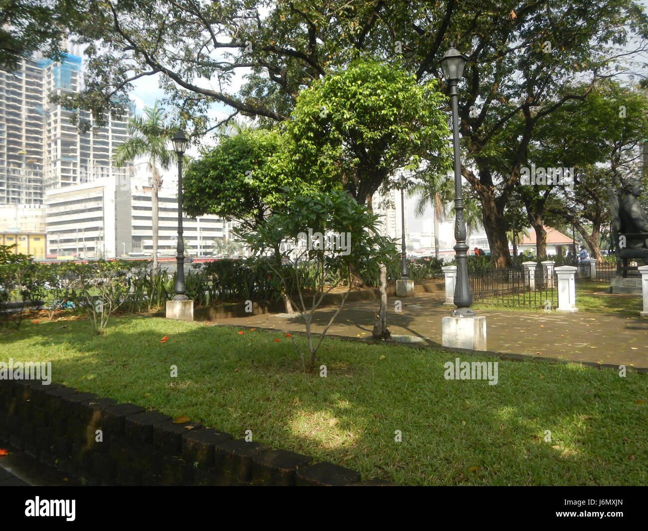 Dieses Bild zeigt die Szene des Pasig River in der Nähe der Plaza Mexico und des Maestranza Parks in Intramuros, Manila, im Jahr 2006. Die städtische Landschaft umfasst den Fluss, den Park und den Parkplatz, die die Entwicklung und Urbanisierung des Gebiets widerspiegeln, mit Blick auf das historische Viertel von Intramuros. Stockfoto Dieses Bild zeigt die Szene des Pasig River in der Nähe der Plaza Mexico und des Maestranza Parks in Intramuros, Manila, im Jahr 2006. Die städtische Landschaft umfasst den Fluss, den Park und den Parkplatz, die die Entwicklung und Urbanisierung des Gebiets widerspiegeln, mit Blick auf das historische Viertel von Intramuros. Stockfoto
