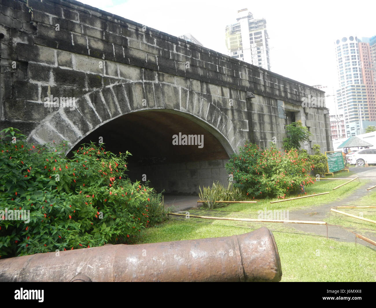 Ein Bild des Maestranza-Parks in Intramuros, Manila, mit Schwerpunkt auf dem Parkplatzlayout von 2006, das die städtische Entwicklung des historischen Viertels widerspiegelt. Stockfoto Ein Bild des Maestranza-Parks in Intramuros, Manila, mit Schwerpunkt auf dem Parkplatzlayout von 2006, das die städtische Entwicklung des historischen Viertels widerspiegelt. Stockfoto