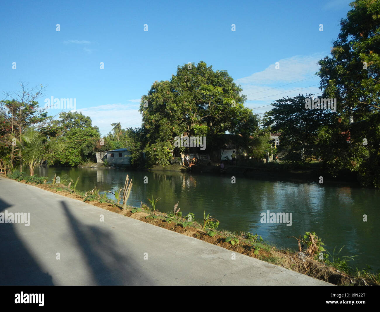 Dieses Bild oder Projekt konzentriert sich auf die Bewässerung von Reisfeldern in Bagong Nayon, Baliuag, Bulacan, mit einem Straßenbrückenprojekt zur Verbesserung der Infrastruktur in der Region. Stockfoto