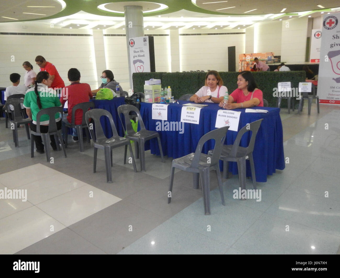Dieses Bild zeigt eine Blutspendeaktion, die vom philippinischen Roten Kreuz in SM City Baliuag organisiert wurde und die Bedeutung von Blutspenden als medizinisches Verfahren für Spenden unterstreicht und die Bemühungen um die öffentliche Gesundheit unterstützt. Stockfoto